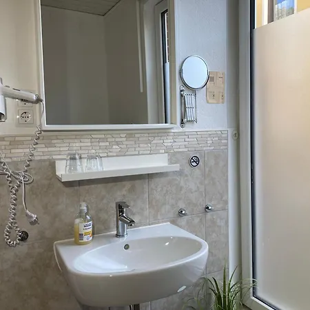 Haus Krabbe, Doppelzimmer 4, Fuer 1-2 Personen, Doppelbett, Ohne Kueche, Zentral Gelegen, Am Elbe-weser-radweg Mit Fahrradunterstellmoeglichkeit, Auch Fuer E-bikes, Ideal Fuer Kurzaufenthalte, Smart-tv 42 Zoll, Kostenfreier Parkplatz, Privat bolig