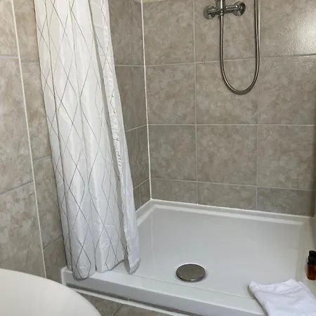 Privat bolig Haus Krabbe, Doppelzimmer 4, Fuer 1-2 Personen, Doppelbett, Ohne Kueche, Zentral Gelegen, Am Elbe-weser-radweg Mit Fahrradunterstellmoeglichkeit, Auch Fuer E-bikes, Ideal Fuer Kurzaufenthalte, Smart-tv 42 Zoll, Kostenfreier Parkplatz, Wremen