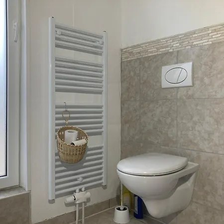 Haus Krabbe, Doppelzimmer 4, Fuer 1-2 Personen, Doppelbett, Ohne Kueche, Zentral Gelegen, Am Elbe-weser-radweg Mit Fahrradunterstellmoeglichkeit, Auch Fuer E-bikes, Ideal Fuer Kurzaufenthalte, Smart-tv 42 Zoll, Kostenfreier Parkplatz,