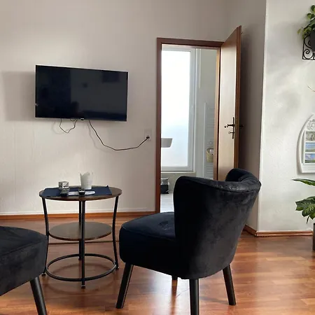 Privat bolig Haus Krabbe, Doppelzimmer 4, Fuer 1-2 Personen, Doppelbett, Ohne Kueche, Zentral Gelegen, Am Elbe-weser-radweg Mit Fahrradunterstellmoeglichkeit, Auch Fuer E-bikes, Ideal Fuer Kurzaufenthalte, Smart-tv 42 Zoll, Kostenfreier Parkplatz, *