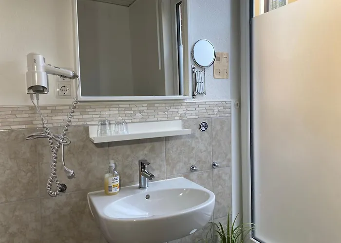 Haus Krabbe, Doppelzimmer 4, Fuer 1-2 Personen, Doppelbett, Ohne Kueche, Zentral Gelegen, Am Elbe-weser-radweg Mit Fahrradunterstellmoeglichkeit, Auch Fuer E-bikes, Ideal Fuer Kurzaufenthalte, Smart-tv 42 Zoll, Kostenfreier Parkplatz, ホームステイ