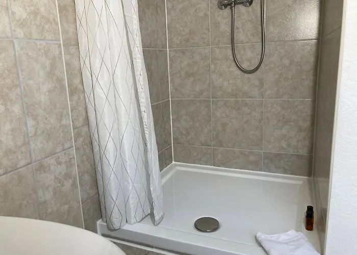 ホームステイ Haus Krabbe, Doppelzimmer 4, Fuer 1-2 Personen, Doppelbett, Ohne Kueche, Zentral Gelegen, Am Elbe-weser-radweg Mit Fahrradunterstellmoeglichkeit, Auch Fuer E-bikes, Ideal Fuer Kurzaufenthalte, Smart-tv 42 Zoll, Kostenfreier Parkplatz, ヴレーメン
